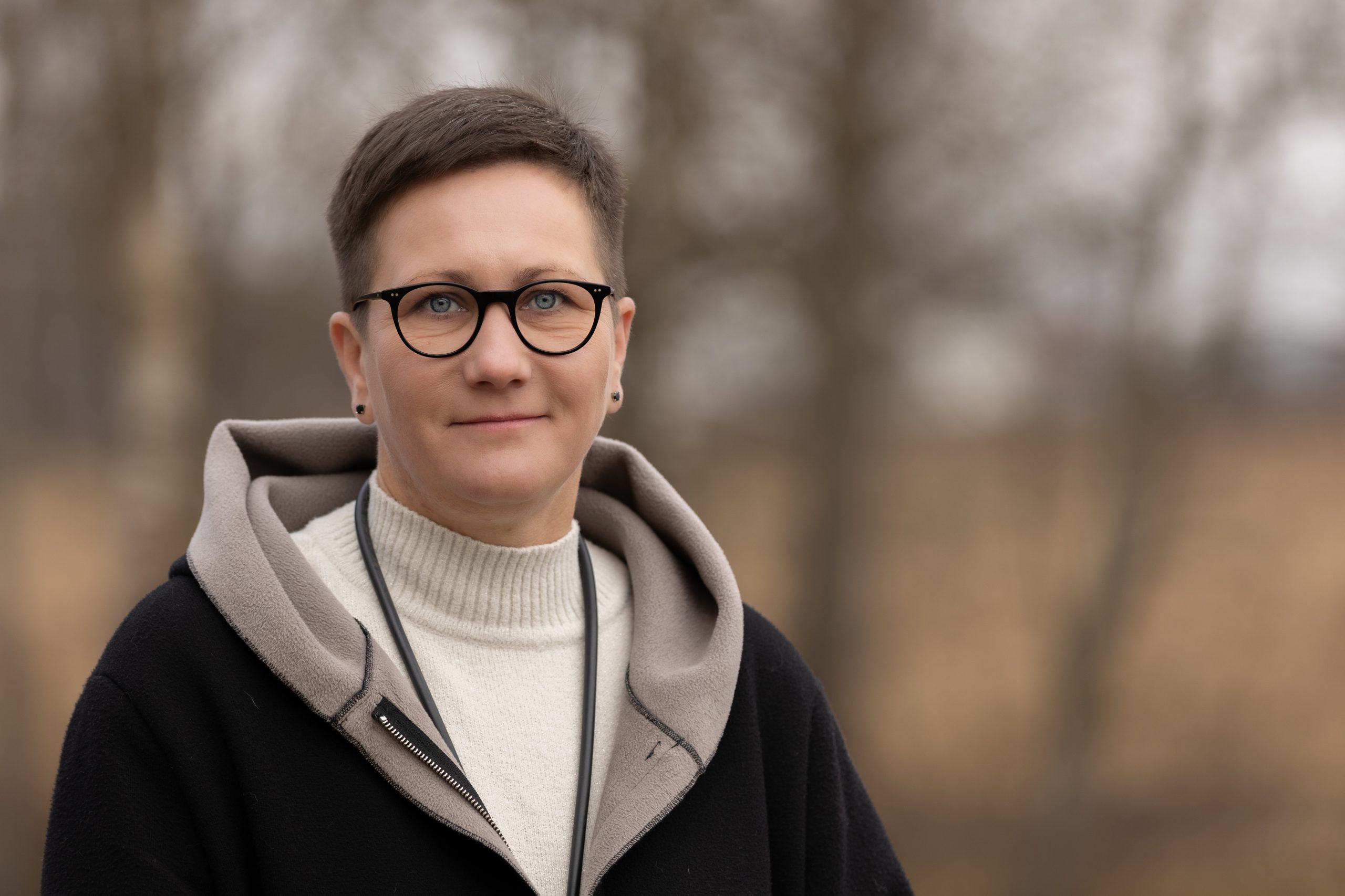 Elīna Leimane portrets dabā ar neitrālu fonu.