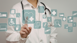 Ārsts izmanto digitālo veselības sistēmu ar medicīnas ikonām ekrānā