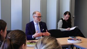 Aizsardzības ministrs Andris Sprūds diskutē ar jauniešiem