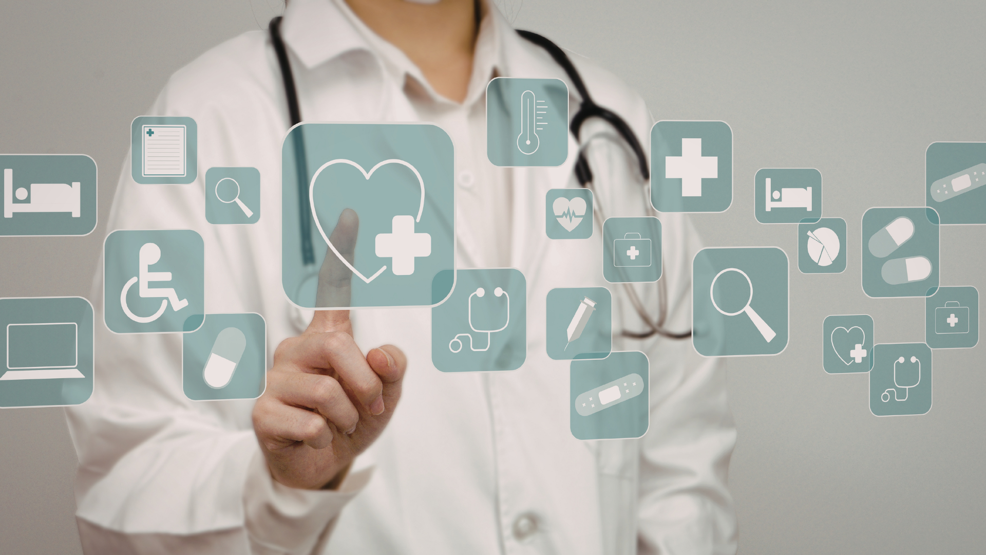 Ārsts izmanto digitālo veselības sistēmu ar medicīnas ikonām ekrānā