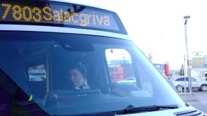 Sabiedriskā transporta autobuss ar maršruta norādi “7803 Salacgrīva”, pie stūres redzama autobusa vadītāja.