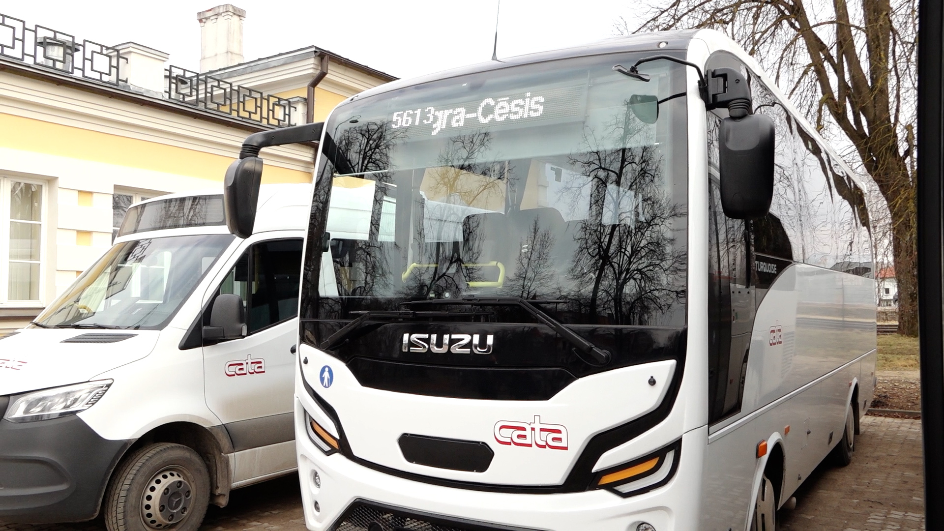 Reģionālais autobuss “CATA” maršrutā Rīga–Cēsis pie sabiedriskā transporta pieturas.