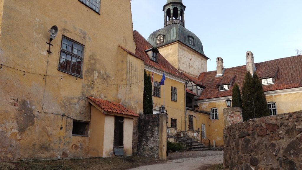 Lielstraupes pils pagalms un torņa ēka