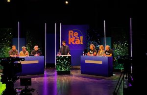 Televīzijas viktorīnas “Re, kā!” studija ar dalībniekiem un vadītāju