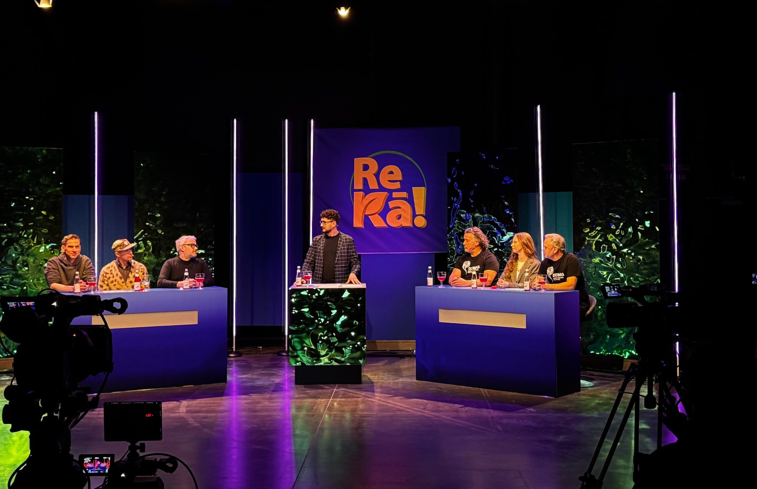 Televīzijas viktorīnas “Re, kā!” studija ar dalībniekiem un vadītāju