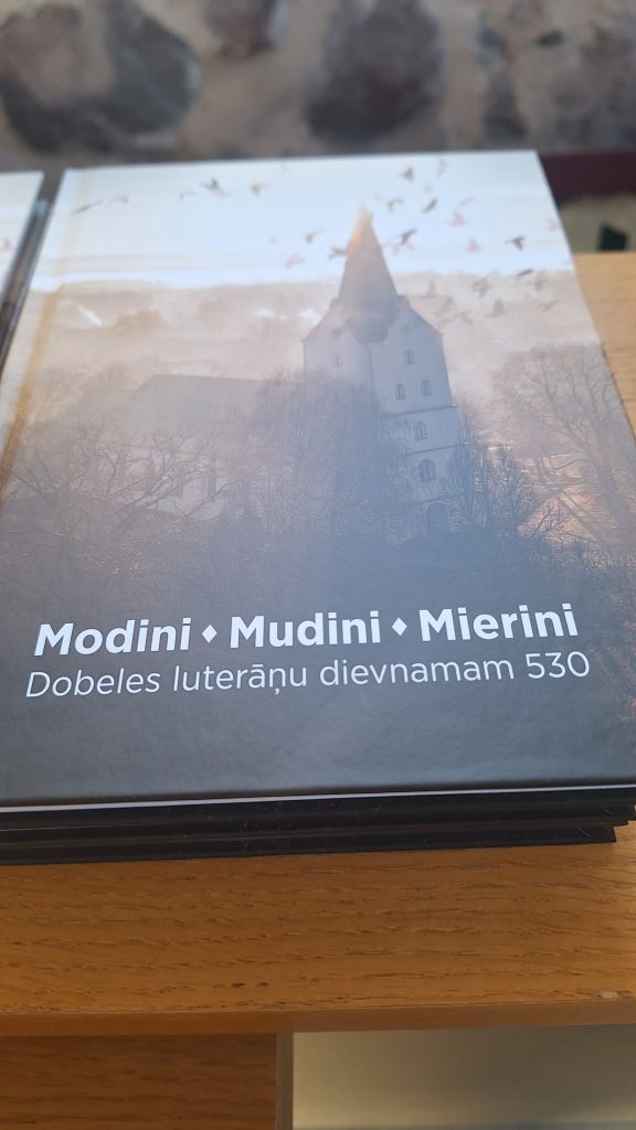 Grāmata “Modini. Mudini. Mierini.” par Dobeles luterāņu dievnamu