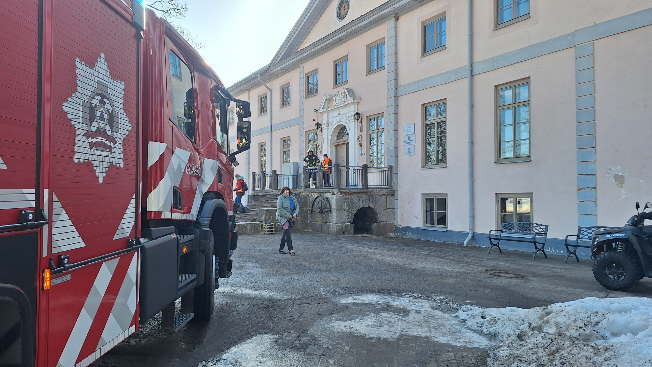 Civilās aizsardzības mācības pie Vilces muižas Jelgavas novadā ar VUGD tehniku.