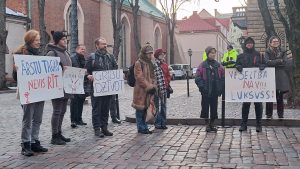 Cilvēki ar plakātiem piedalās piketā pie Saeimas, pieprasot savlaicīgu medicīnisko palīdzību.