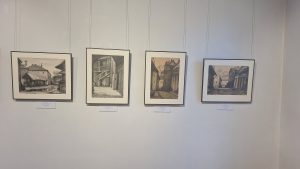 Mākslas izstādē izliktas četras grafikas ar vecpilsētas ielu skatiem