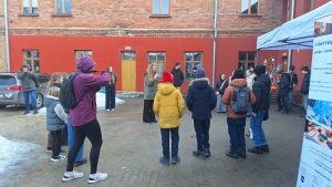 Bauskā skolēni pulcējas pirms foto orientēšanās spēles “STEAM ekspedīcija”