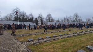 Cilvēki pulcējušies Lestenes Brāļu kapos piemiņas pasākumā
