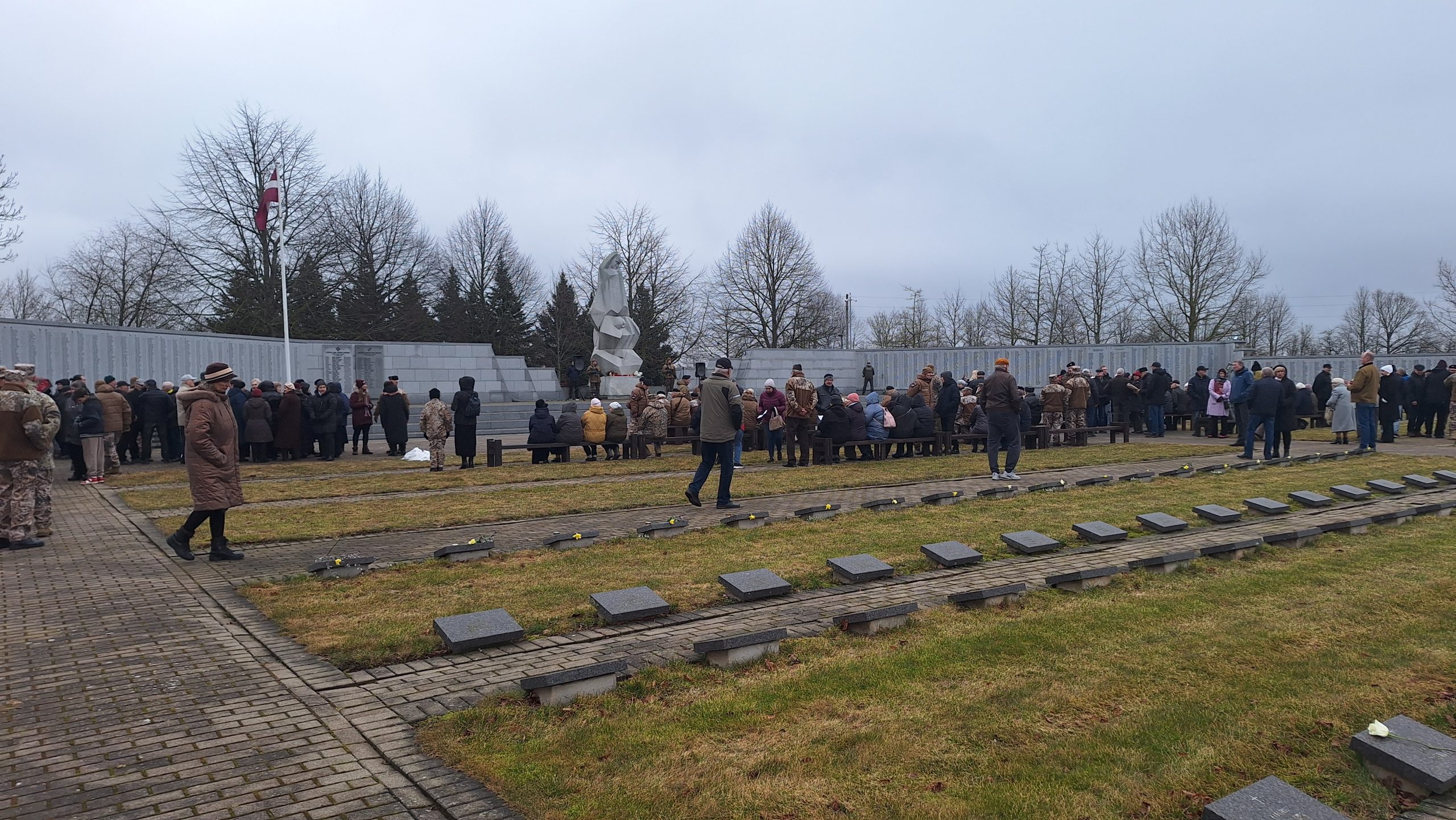 Cilvēki pulcējušies Lestenes Brāļu kapos piemiņas pasākumā