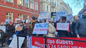 Protesta akcija pie Saeimas ar plakātiem par diabēta pacientu atbalstu