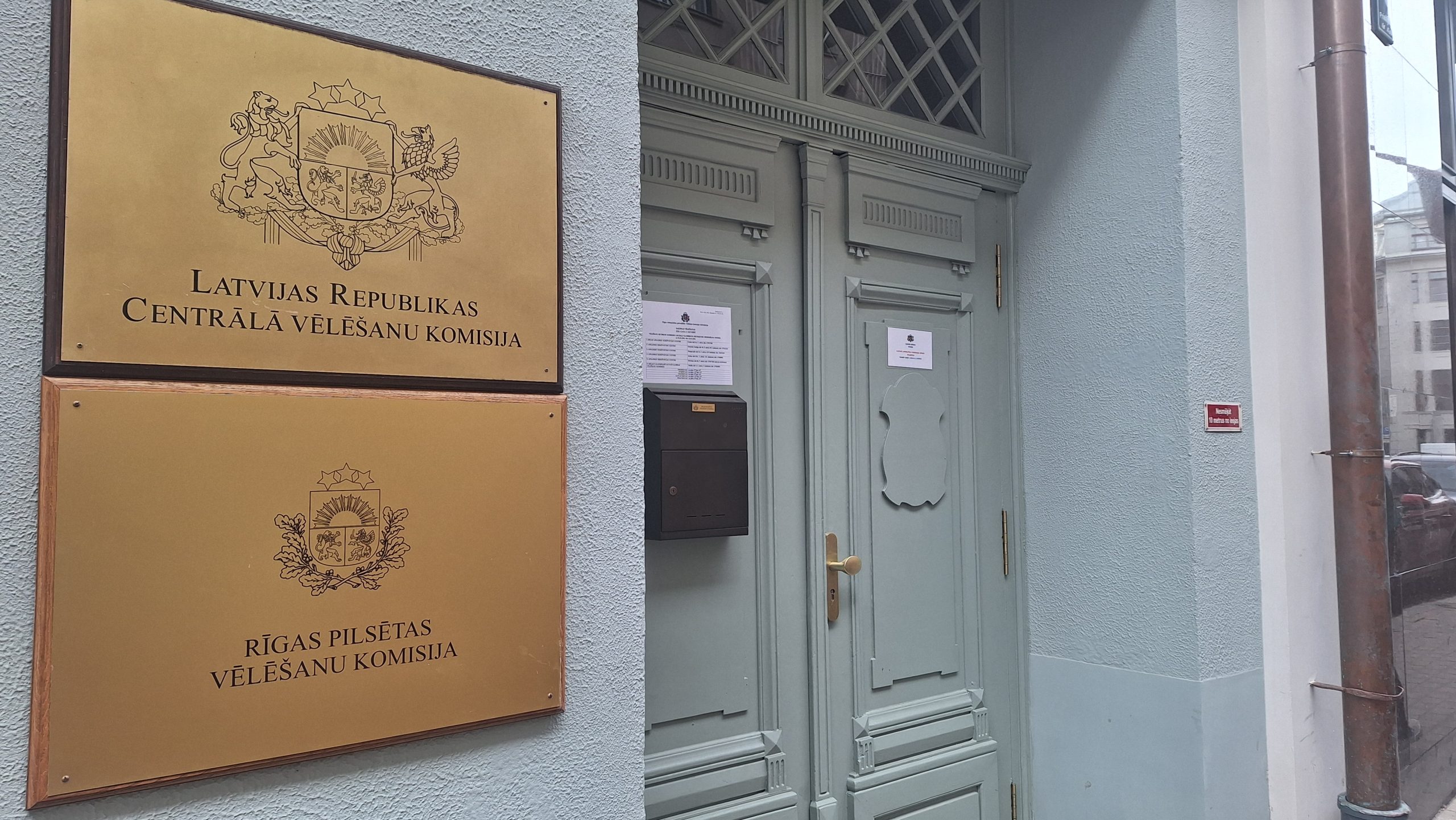 Centrālās vēlēšanu komisijas un Rīgas vēlēšanu komisijas plāksnes pie ēkas ieejas