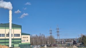 Rūpniecības objekts ar skursteni un elektrolīnijām