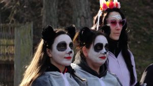 Cilvēki dzīvnieku kostīmos un grimmā dzīvnieku aizsardzības akcijā
