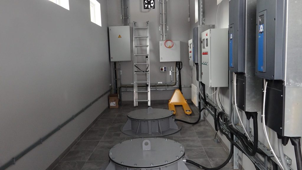 Sūkņu stacijas tehniskā telpa ar elektroiekārtām