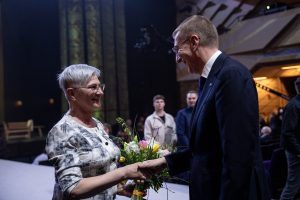 Valsts prezidents Edgars Rinkēvičs pasniedz balvu Rutai Cibulei