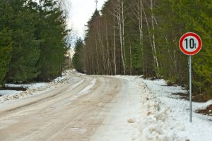 Šķīdonis uz valsts grants ceļa ar svara ierobežojuma zīmi