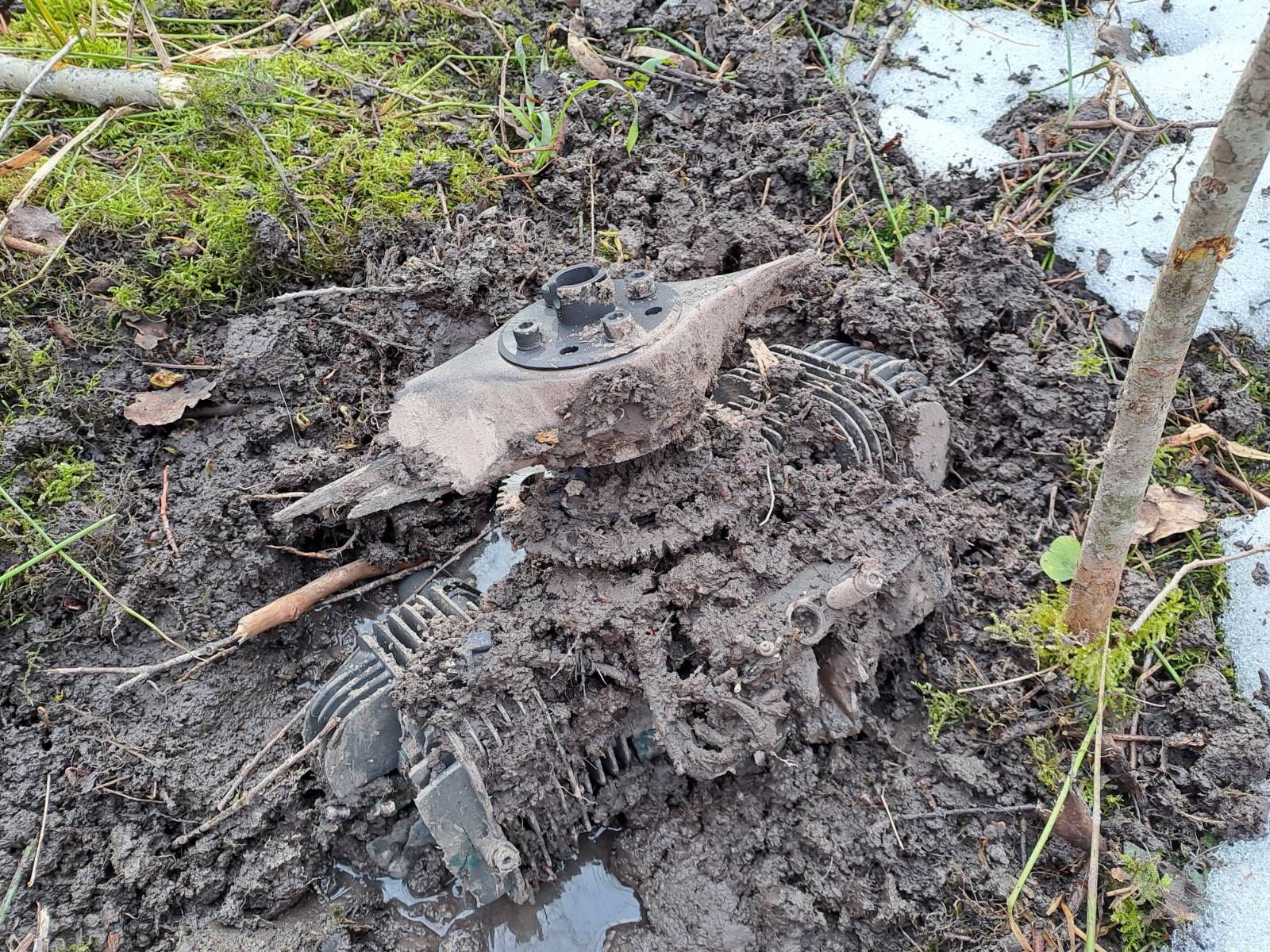 Zemē atrasta sarūsējusi metāla detaļa dubļos