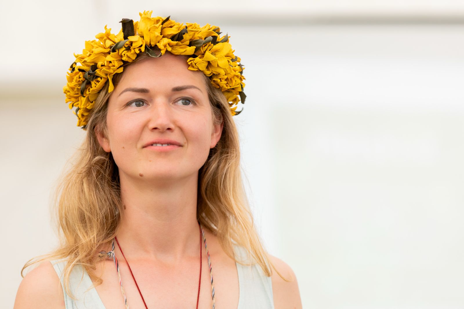 Aija Stepanova ar ziedu vainagu galvā