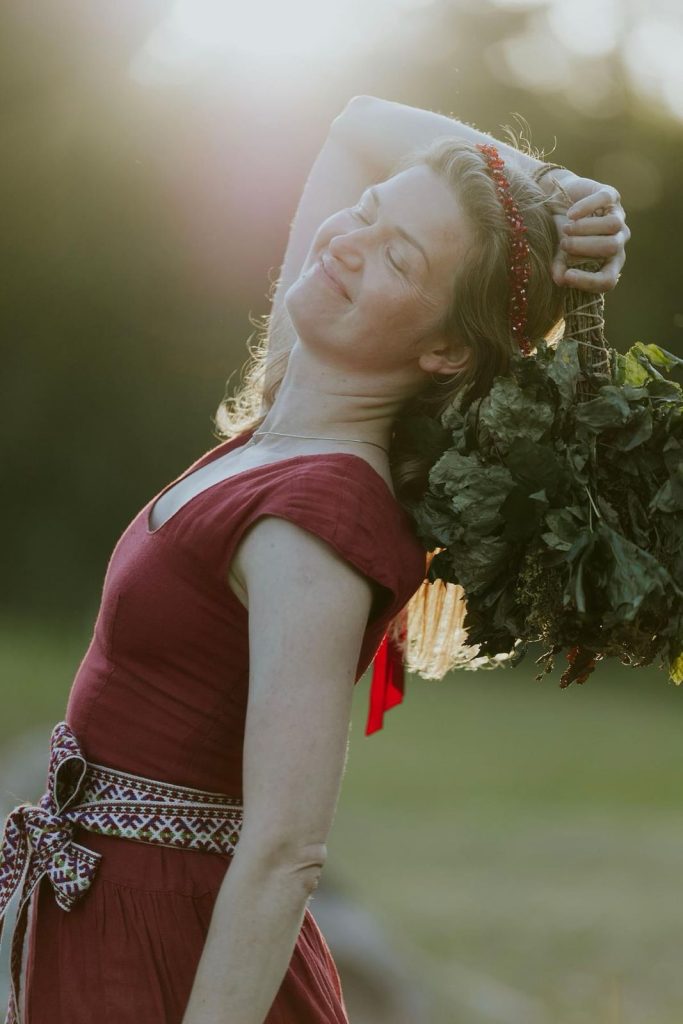 Aija Stepanova ar pirts slotu saulrietā dabā