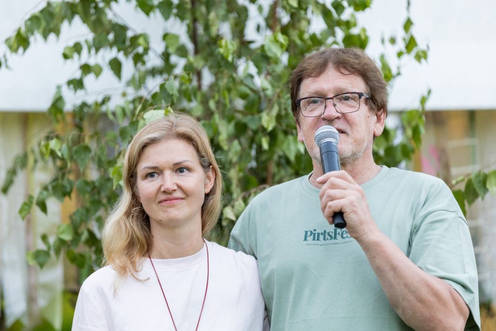 Aija Stepanova un Igors Stepanovs runā pasākumā ar mikrofonu