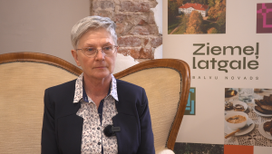 Ruta Cibule intervijā pie stenda “Ziemeļlatgale – Balvu novads”.