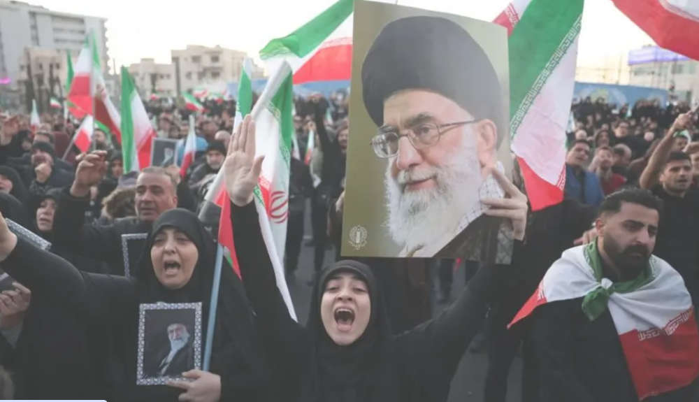 Demonstranti Teherānā ar Irānas karogiem un Ali Hamenei portretu rokās pulcējas ielās pēc ziņām par viņa iespējamo nāvi.