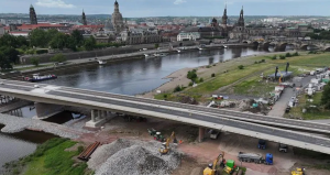 Drēzdenes panorāma pie Elbas upes ar Karolas tiltu un pilsētas vēsturisko centru, kur atrasta Otrā pasaules kara aviobumba.