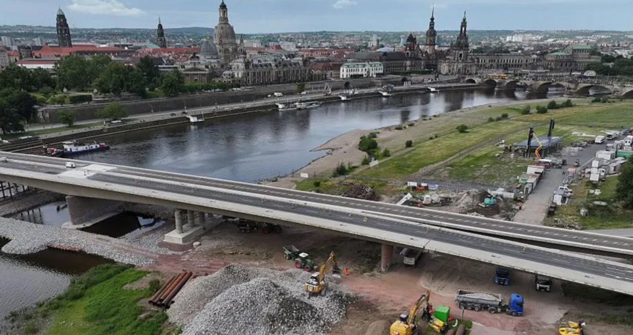 Drēzdenes panorāma pie Elbas upes ar Karolas tiltu un pilsētas vēsturisko centru, kur atrasta Otrā pasaules kara aviobumba.