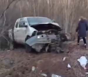 Smagi bojāta automašīna pēc ceļu satiksmes negadījuma mežmalā.