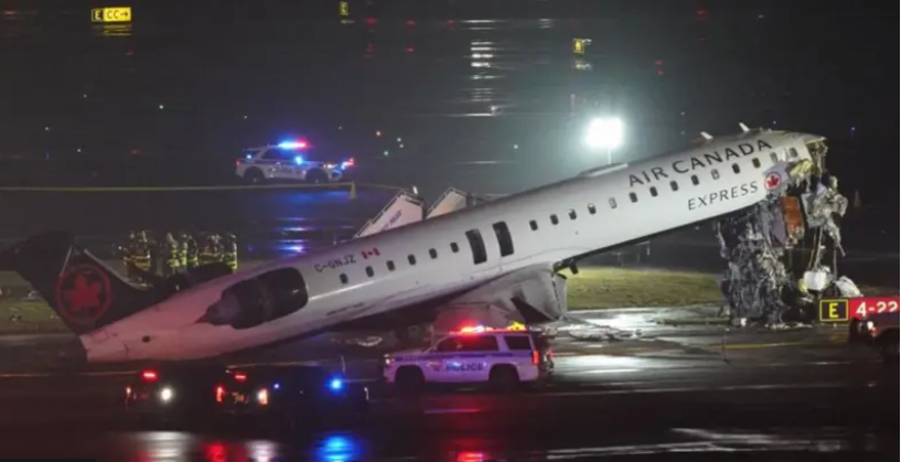 “Air Canada Express” lidmašīna pēc sadursmes ar ugunsdzēsēju automašīnu Ņujorkas Lagardijas lidostā, redzami nopietni priekšgala bojājumi.