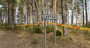Policijas lenta pie Lavysas vietas zīmes Lietuvā pēc drona incidenta.