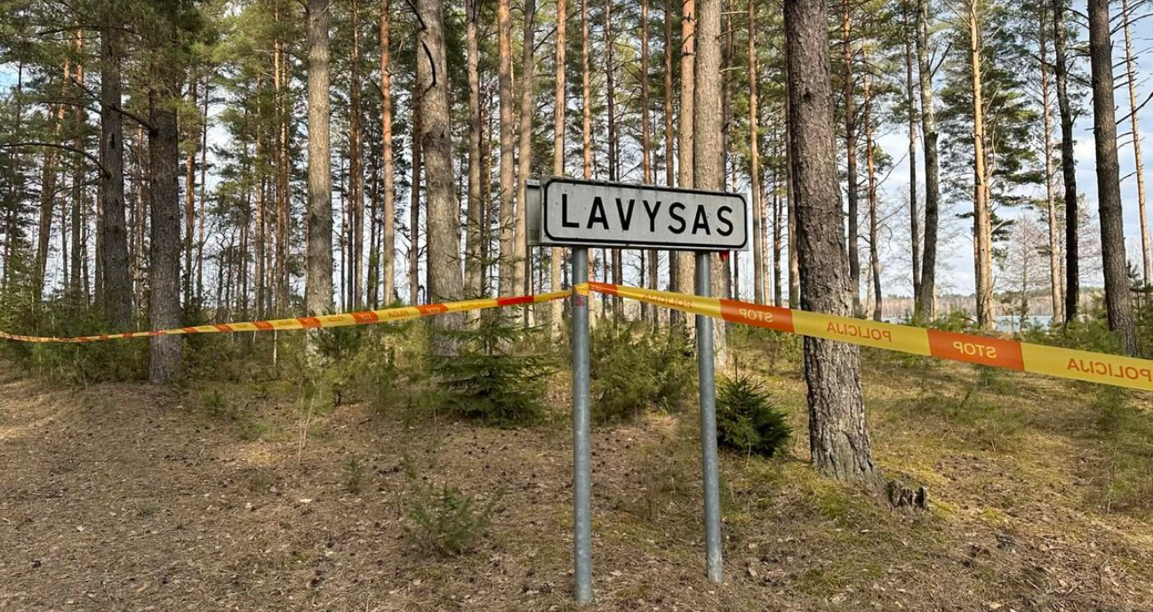Policijas lenta pie Lavysas vietas zīmes Lietuvā pēc drona incidenta.