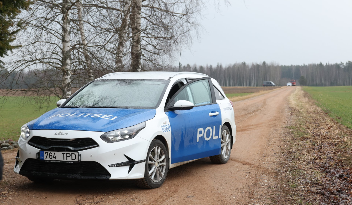 Igaunijas policijas automašīna uz lauku ceļa, notikuma vietā