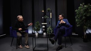 Atis Zviedris intervē Andri Ērgli studijā ar tumšu fonu un augiem