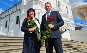 Ērika Teirumneika ar vīru ar ziediem rokās pie Rēzeknes katedrāles