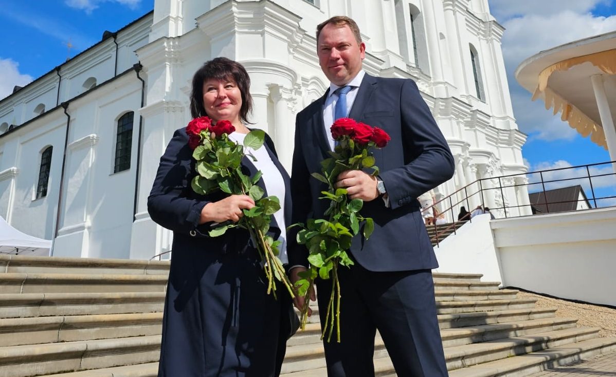 Ērika Teirumneika ar vīru ar ziediem rokās pie Rēzeknes katedrāles