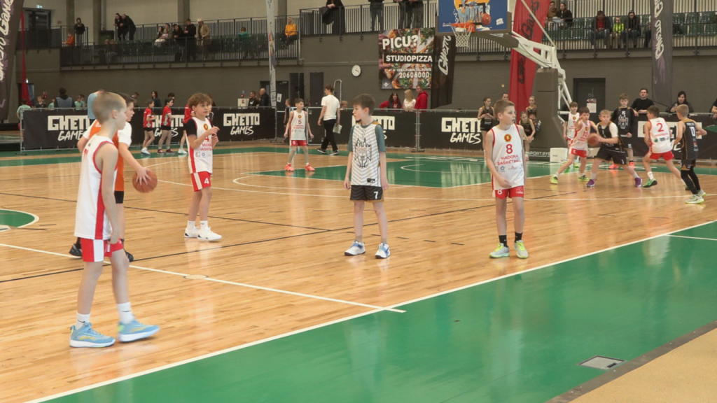 Jaunieši spēlē basketbolu Ghetto Games turnīrā