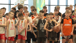 Jaunie basketbolisti pulcējušies pirms sacensībām