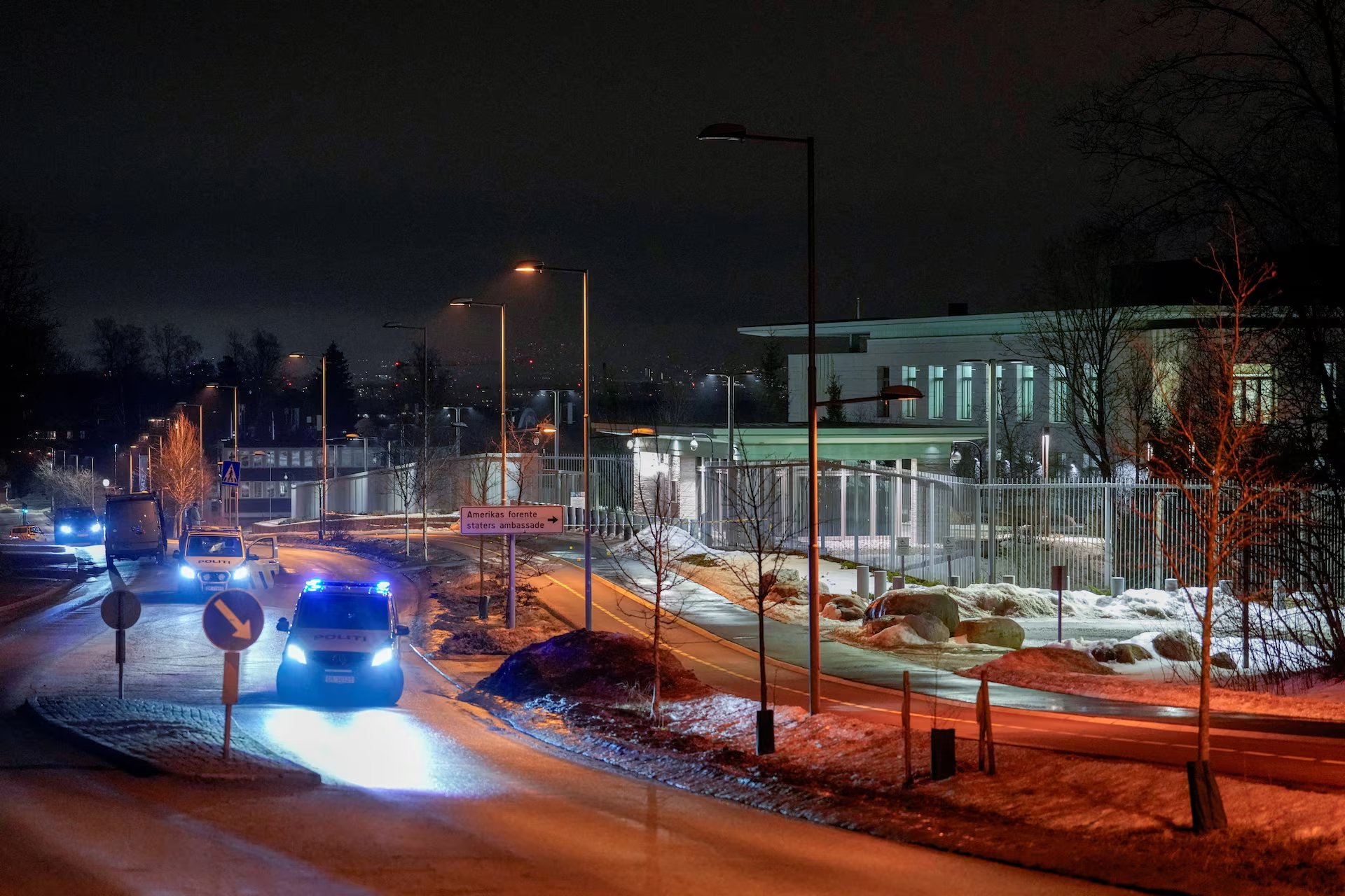 Policijas automašīnas ar bākugunīm pie ASV vēstniecības naktī.