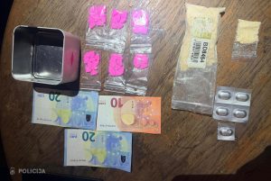 Policija atsavinājusi narkotikas, naudu un priekšmetus uz galda