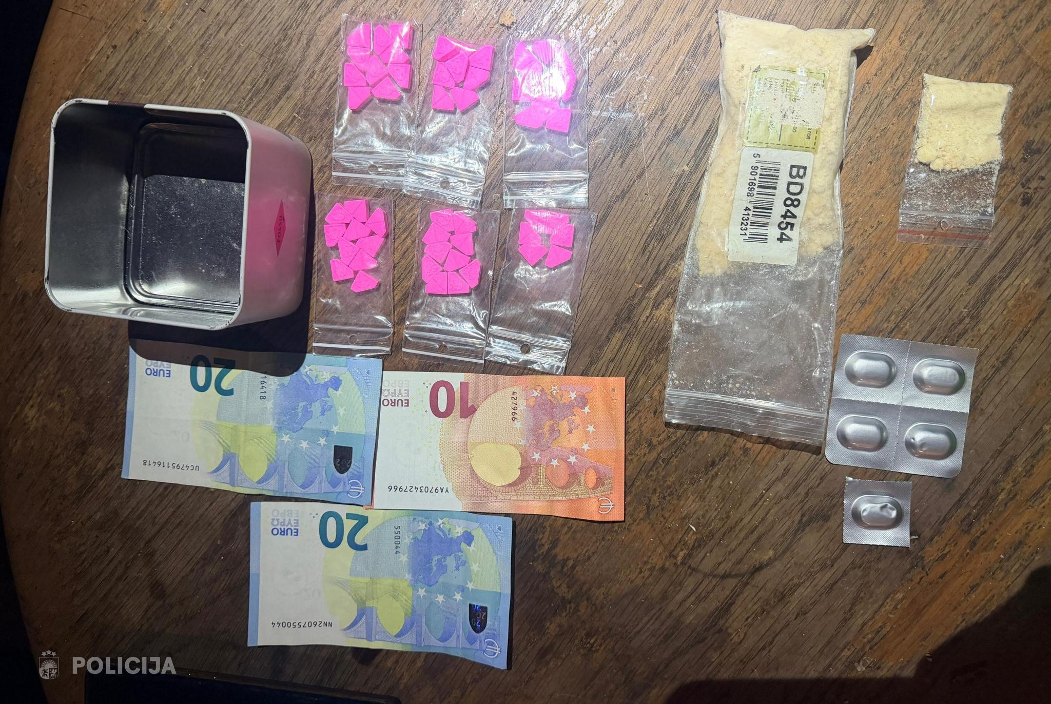 Policija atsavinājusi narkotikas, naudu un priekšmetus uz galda
