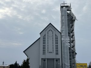 Salaspils Dievmātes Rožukroņa karalienes katoļu baznīca ar sastatnēm pie torņa.
