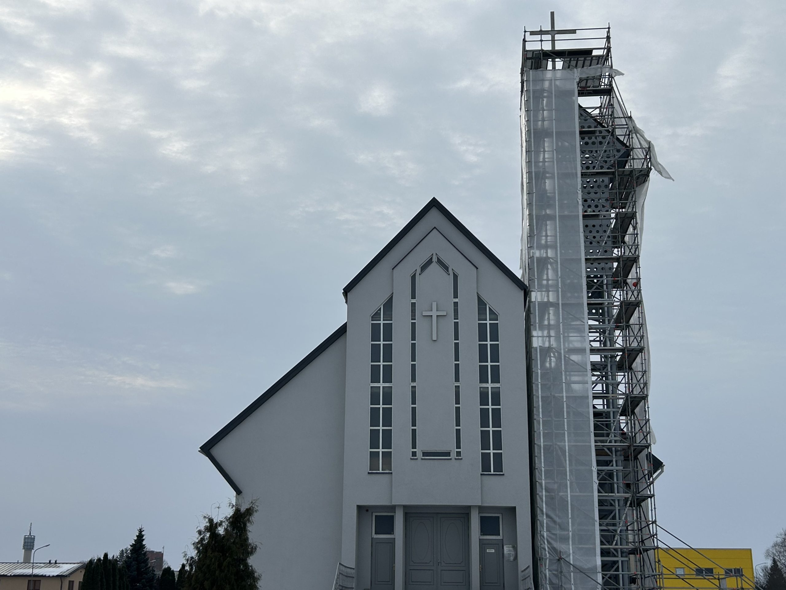 Salaspils Dievmātes Rožukroņa karalienes katoļu baznīca ar sastatnēm pie torņa.