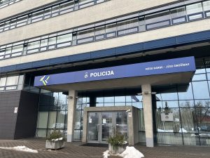 Valsts policijas ēka Latvijā pie kuras ieejas redzams uzraksts “Policija”.