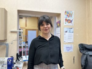 Zane Bērziņa savā šūšanas darbnīcā Ropažu novadā
