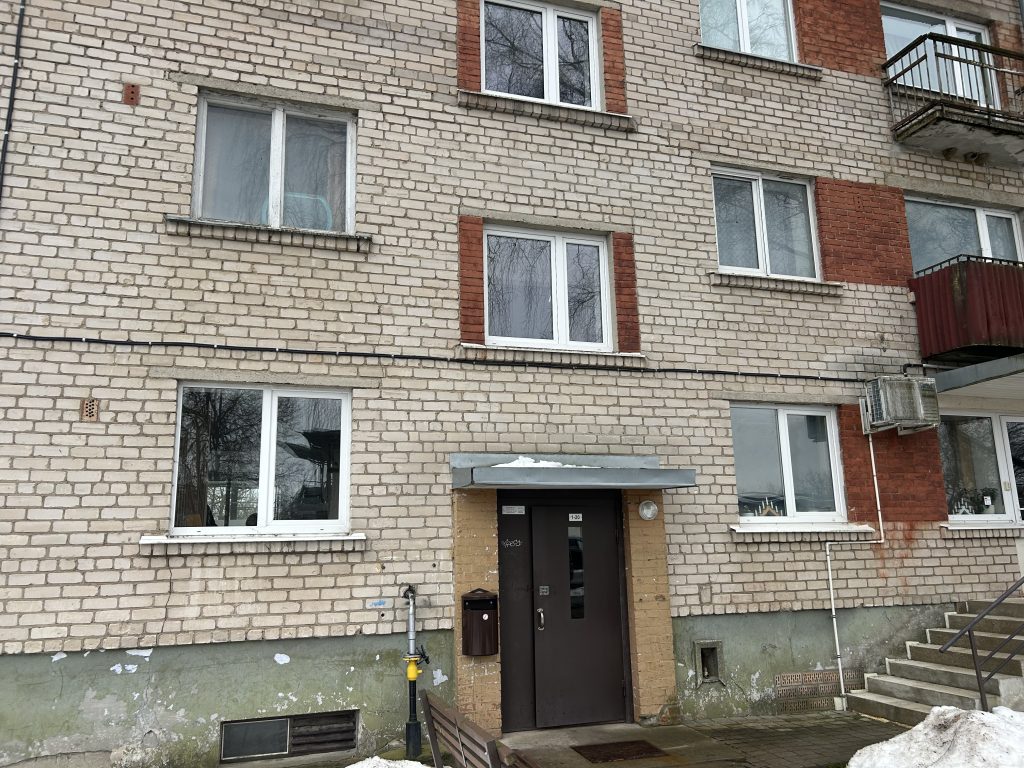 Daudzdzīvokļu māja Aizkraukles novadā, kur atrodas sociālais dzīvoklis