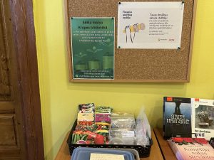Sēklu maiņas punkts Krapes bibliotēkā ar dārzeņu un ziedu sēklām